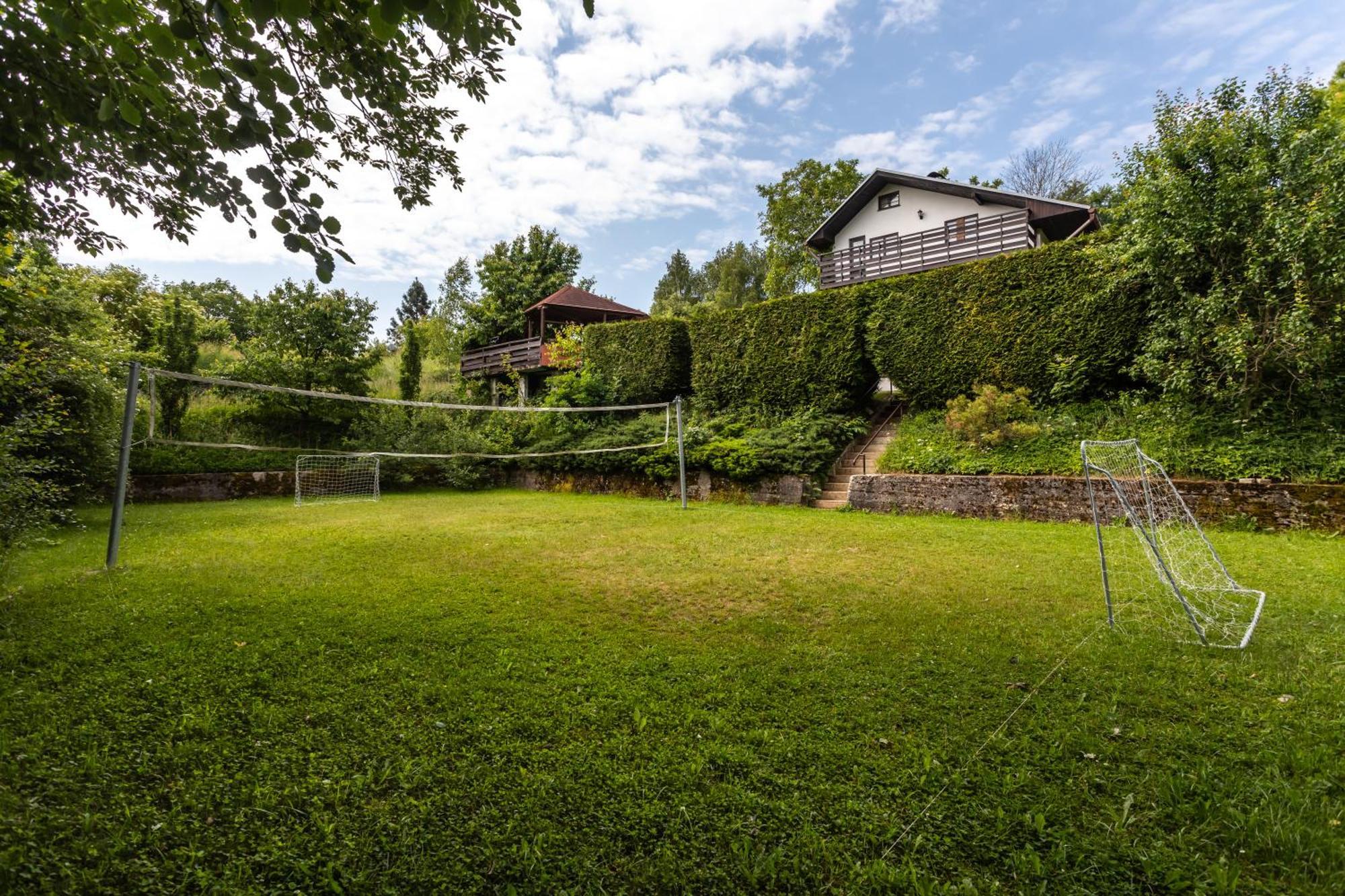 Private Summer House With Swimming Pool, Beach Bar And Pit For Football And Volleyball Hvezdonice Bagian luar foto